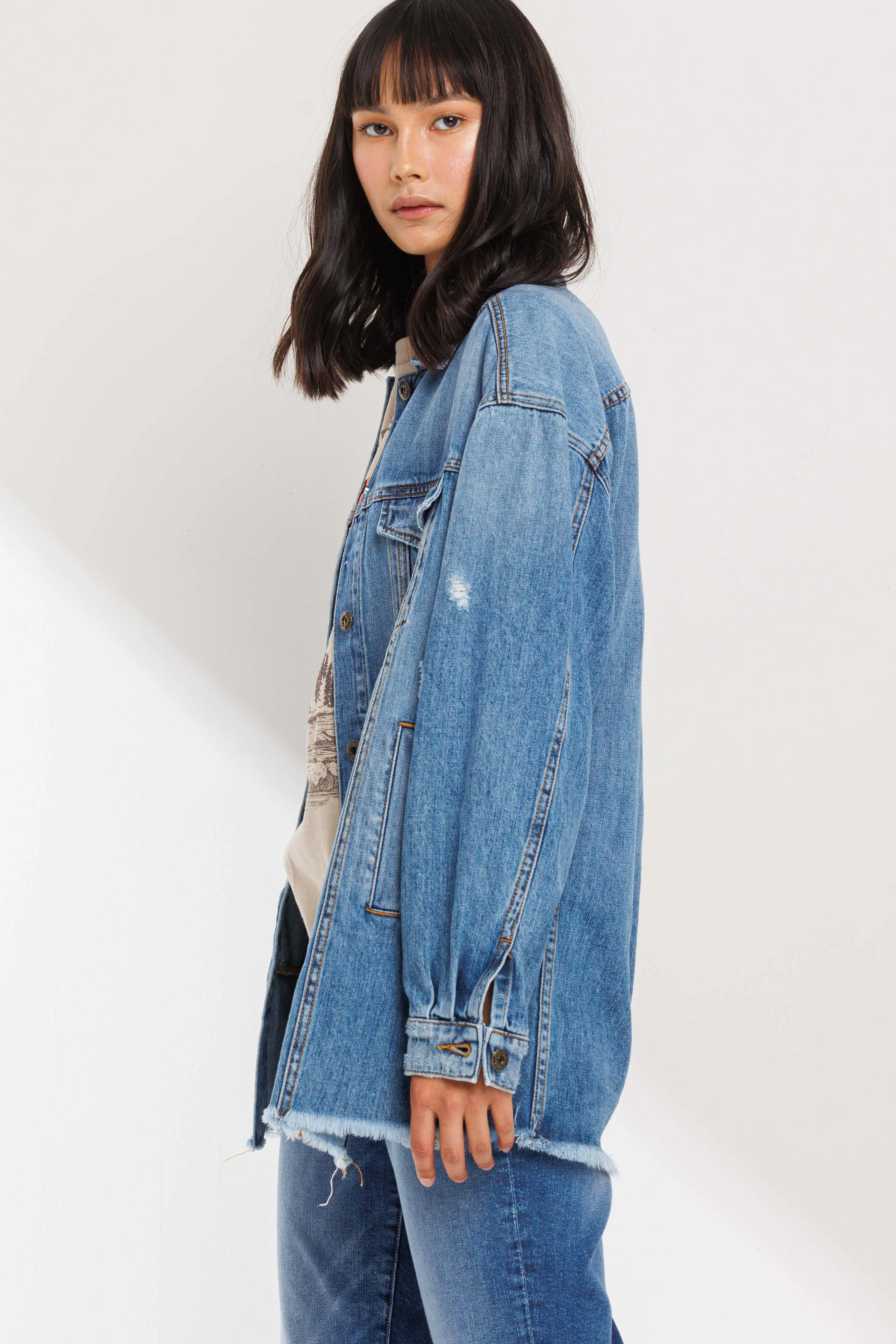 DISTRESSED DROP SHOULDER OVERSIZED DENIM BUTTON UP JACKET WITH FRAY HEM / SP-J4252