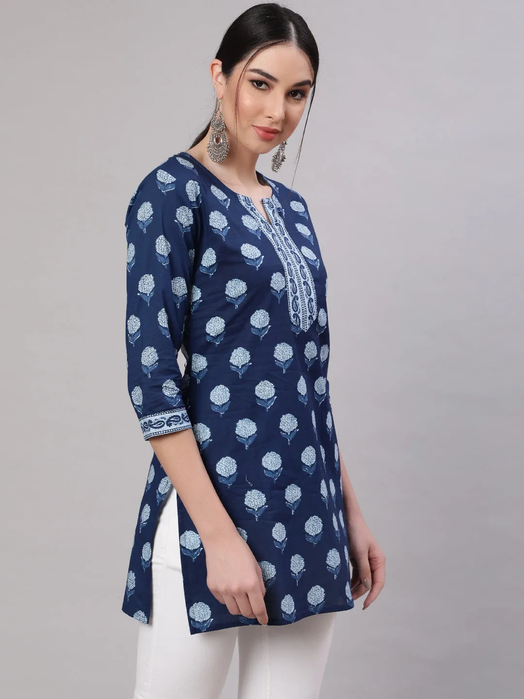 Women Blue Straight Tunic With Three Quaretr Sleeves